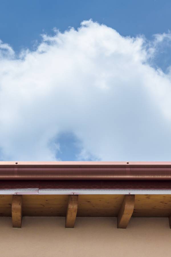 Gouttière en bon état sur une toiture en tuiles